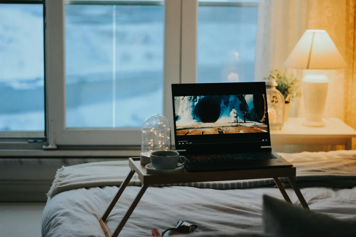 Laptop streaming US content via VPN: accessing Peacock TV from outside the United States